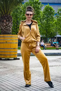 Welurowe spodnie dresowe w kolorze camel marki ROCKANDBLUE